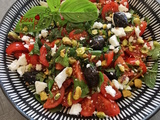 Salade de tomates cerises à la mélasse de grenade, feta et olives : Une explosion de saveurs