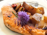 Saumon grillé et poêlée de chou rave légèrement acidulée