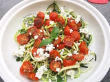 Spaghettis de courgettes, tomates confites et feta en salade