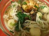 Soupe chinoise à base de viande, boulettes de poissons et œufs rôtis