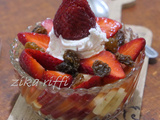 Bowl fraises bananes- raisins secs et chantilly- petit dejeuner et dessert