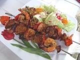 Brochettes de crevettes poivrons grillés et cube de pain à la plancha Sauce Chien
