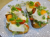 Bruschetta au pesto  maison , Mozzarella, roquette, tomates cerises rôties, Grana Padano