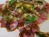 Carpaccio de thon au yuzu et à l'huile de pistache avocat à la plancha