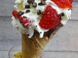 Cornet Semifredo aux fraises et copeaux de chocolat