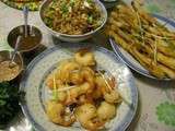 Crevettes et légumes au wok, sauce d'huître, tempura de légumes et crevettes