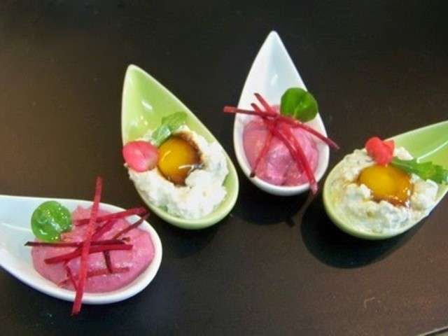 https://recettes.de/images/blogs/cuisine-en-folie/cuilleres-aperitives-creme-de-choux-fleur-et-oeufs-de-caille-confits.640x480.jpg