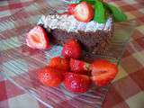 Gâteau au chocolat fondant aux noisettes, petites fraises charlottes et compotée de prunes
