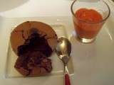 Mi-cuits au chocolat coeur framboise et son coulis mangue framboises