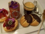 Mini tartes framboises, soupe de fraises au jus de yuzu et biscuits Pâtes de chat pour un café gourmand