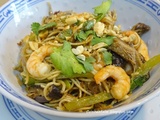 Nouilles chinoises aux champignons , crevettes et sauce arachide