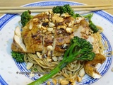 Nouilles chinoises sautées au poulet et jeunes pousses de brocolis