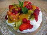 Pavlova aux fruits rouges et kiwi, coulis aux fruits exotiques