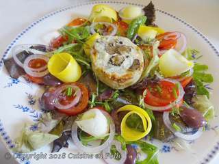 Salade de coeurs d'artichauts gratinés au Roquefort et aux pignons grillés