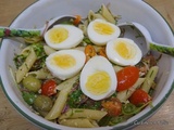 Salade de Penne, tomates cerises, Mozzarella, olives vertes, roquettes et pignons