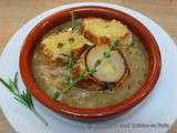 Soupe à l'oignon, au romarin, au thym frais et aux lardons