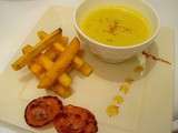 Soupe de navet boule d'or frites de polenta et chips chorizo pour une assiette monochrome : le jaune