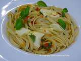 Spaghetti alla Checca ou sauce froide aux tomates cerises, basilic et mozzarella