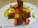 Sponge cake au cacao, fraises et mangues sur coulis de fraises-banane et basilic, tuile croustillante