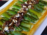 Tarte feuilletée aux asperges fromage frais, olives de Kalamata et noisettes torréfiées