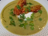 Velouté de petits pois, courgettes poireaux et son oeuf poché croustillants de la Forêt Noire