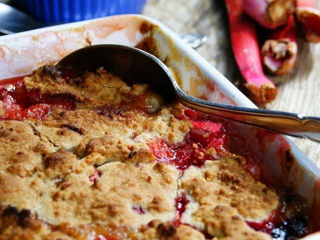 Dessert façon eton mess au petit-suisse et compote de rhubarbe