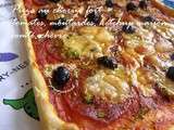 Pizza au chorizo fort, tomates, moutarde, ketchup maison, comté, chèvre, herbes fraiches du jardin