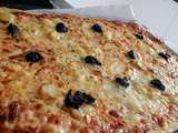 Pizzas aux fromages. Farine t 80 Bio écrasée à la meule de granite. Pâte réalisée avec le Cook expert de Magimix