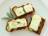 Tartines gratinées aux courgettes et tomates
