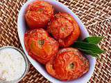Tomates farcies et garniture de pommes de terre