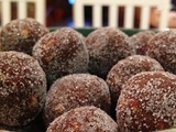 Boules de Noël aux biscuits, amandes, cacao et rhum, sans cuisson