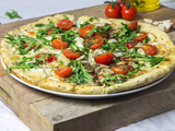 Pizza italienne tomates cerise parmesan et roquette