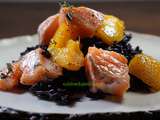 Riz noir craquant et moelleux, saumon mi-cuit et mangue au thym