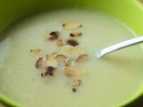 Élégante et ultra simple, la soupe de courgette aux amandes