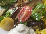 Salade de mâche, tomate, aubergine grillé et sa sauce au yaourt épicée