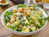 10 variantes de la salade César à savourer pour un festin croquant et délicieusement réinventé
