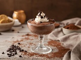 Mousse au chocolat avec du chocolat en poudre