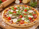 Pizza maison avec pâte toute prête et base crème fraîche