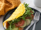 Omelette garnie au saumon fumé et crudités