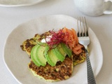 Pancakes salés, cottage cheese, saumon fumé et avocat