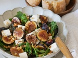 Salade de jeunes pousses aux figues, feta et pignons grillés