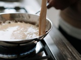 Faire un roux : technique de base pour blanquette et sauces