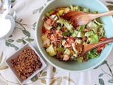 Salade gourmande au saumon, quinoa croustillant et sa sauce crémeuse à la feta