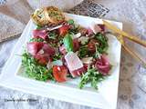Salade savoureuse au carpaccio, roquette, parmesan, pignons et basilic / Tasty carpaccio salad with arugula, Parmesan, pine nuts and basil