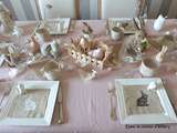Table de Pâques en rose et beige romantique et printanière / Romantic and spring Easter table in pink and beige