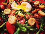 Salade au poulet, tomates, croûtons et oeuf mollet