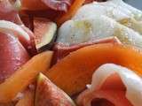 Assiette de fruits d'été et jambon sec
