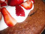 Moelleux au chocolat , crème fouettée & fraises