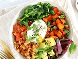 Salade bowl de riz, kimchi et oeufs pochés