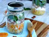 Salade Jar de quinoa, abricots secs & feta avec une vinaigrette au curry